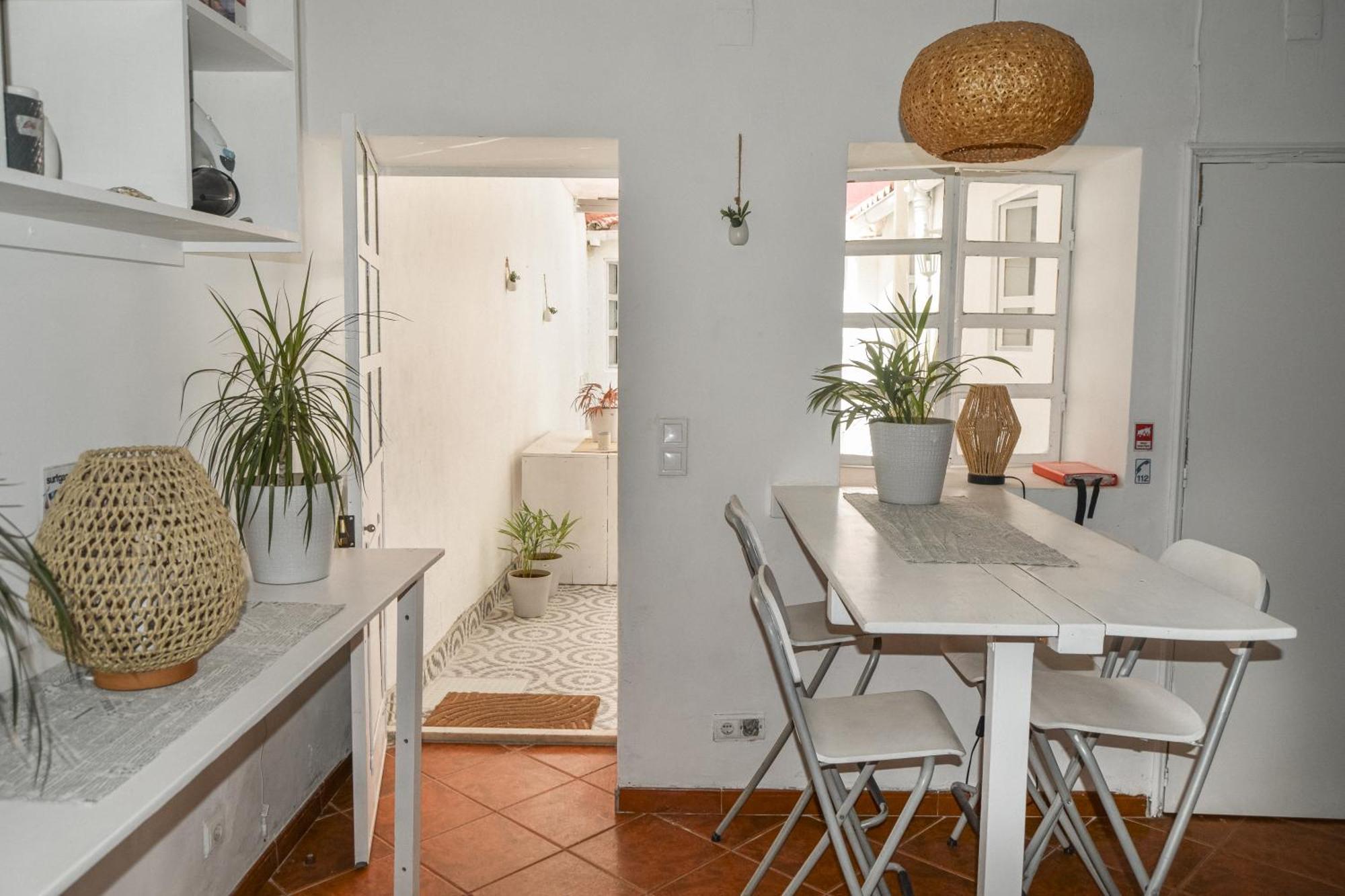 Shared Apartment With Bright Private Patio In Lisboa Exterior photo
